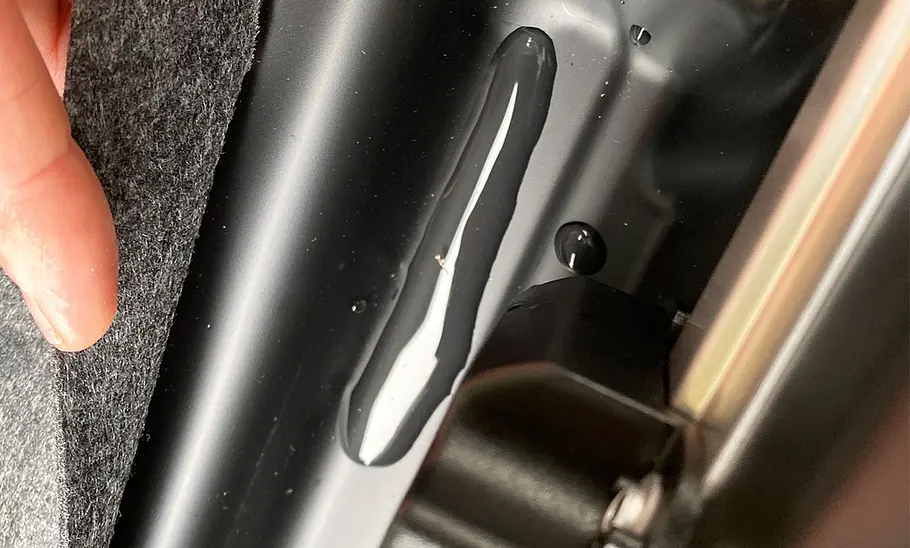 Wasserlache in der Dachbox Thule Vector L nach dem Dichtigkeitstest, fotografiert von oben.