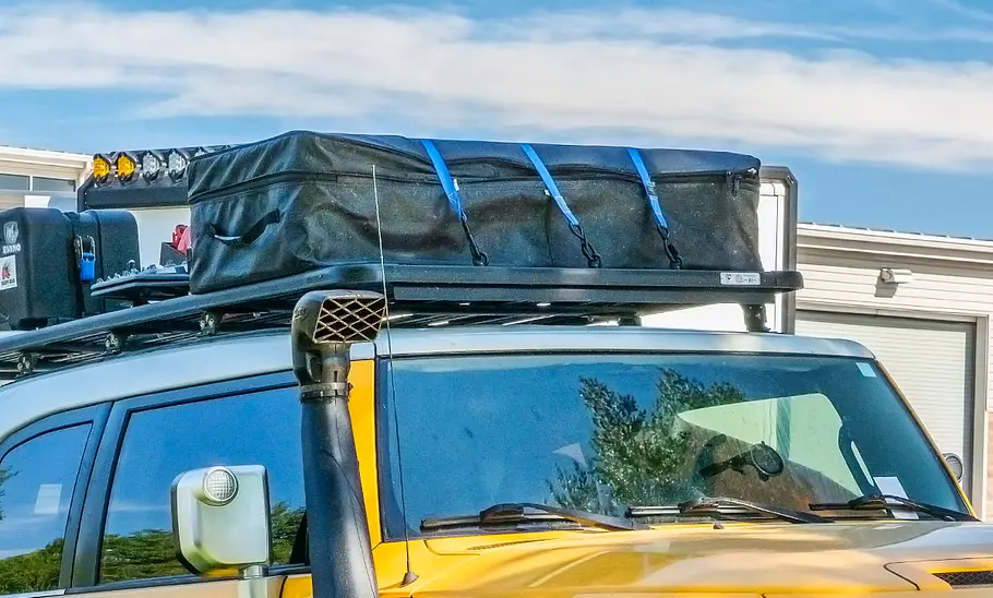 Dachtasche Dachtasche auf einem gelben Toyota-Geländewagen.