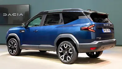 Dacia Bigster (2025) statisch von schräg hinten fotografiert. - Foto: Dacia