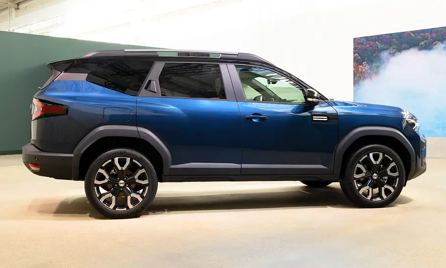 Dacia Bigster (2025) Dacia Bigster (2025) statisch von schräg hinten fotografiert.