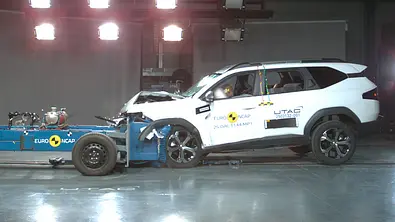 Der Dacia Bigster fährt bei einem Crashtest front in eine Barriere. - Foto: Euro NCAP