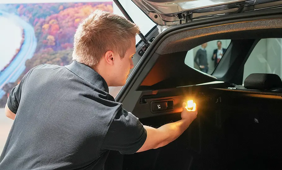 Dacia Bigster (2025) AUTO ZEITUNG-Redakteur Lukas Bädorf erprobt das Kofferraumlicht des Dacia Bigster (2025).