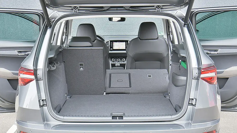Der Kofferraum des Skoda Karoq mit teilweise umgeklappter Rücksitzbank.
