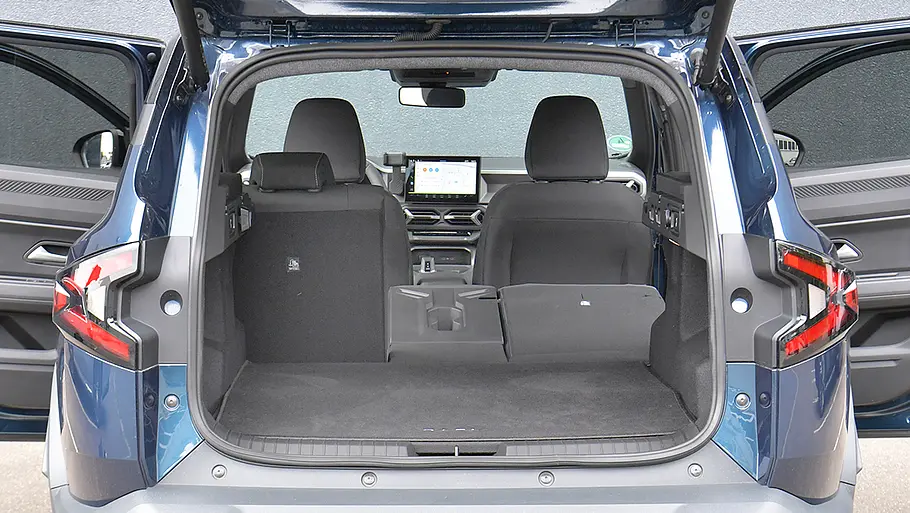 Der Kofferraum des Dacia Bigster mit teilweise umgeklappter Rücksitzbank.