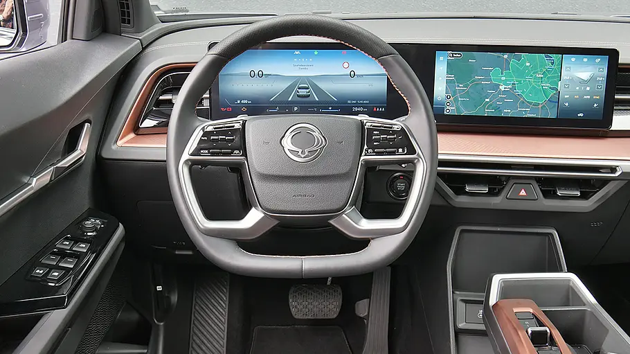 Das Cockpit des KGM Torres.