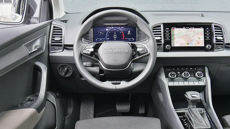 Das Cockpit des Skoda Karoq.