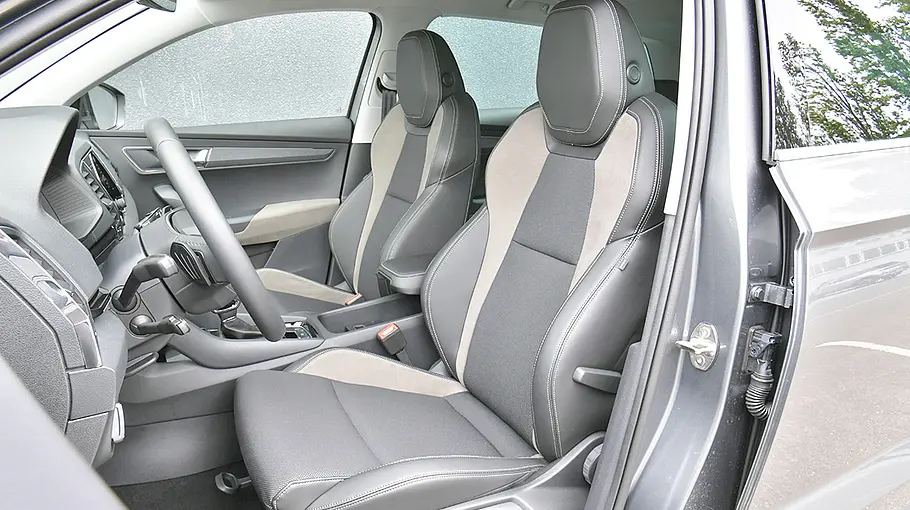 Die vorderen Sitze des Skoda Karoq.