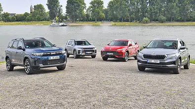 Dacia Bigster, KGM Torres, MG HS und Skoda Karoq stehen in einer Formation an einem Pier, von vorne fotografiert. - Foto: Zbigniew Mazar