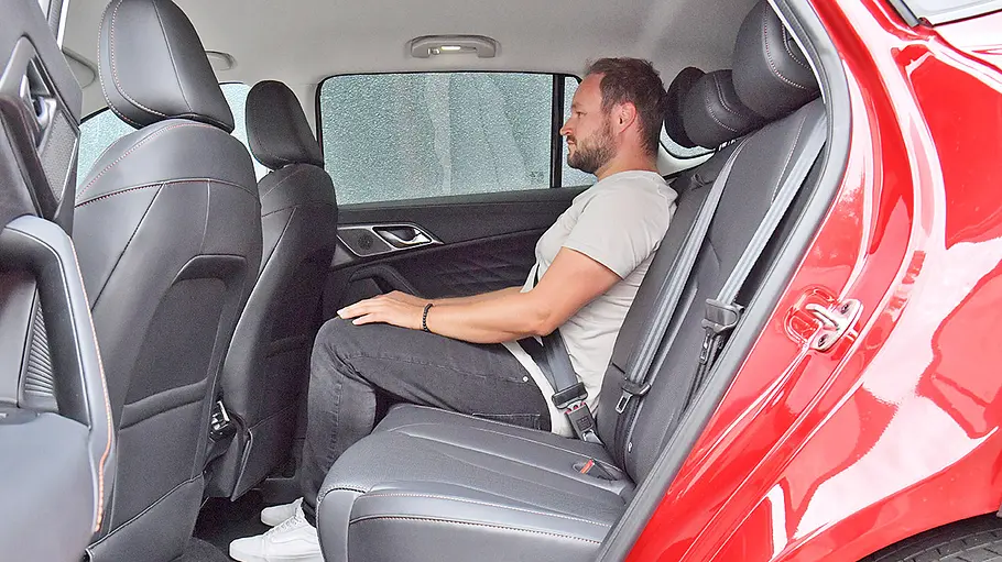 Ein Mann sitzt im Fond des MG HS.