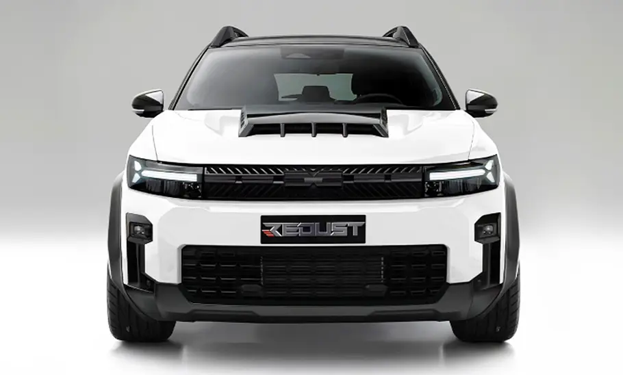 Dacia Bigster Redust Sport Die Front des Dacia Bigster Redust Sport, der im Studio steht.