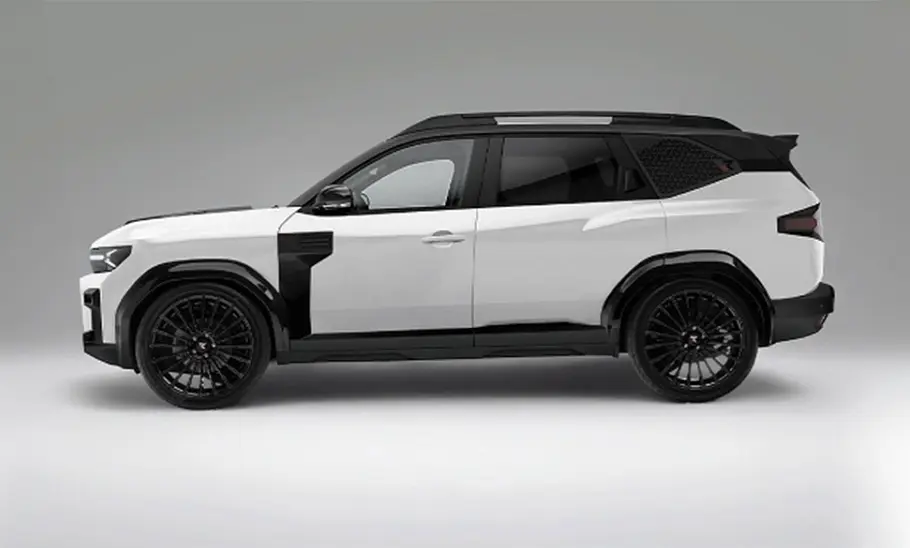 Dacia Bigster Redust Sport Die Seitenansicht des Dacia Bigster Redust Sport, der im Studio steht.
