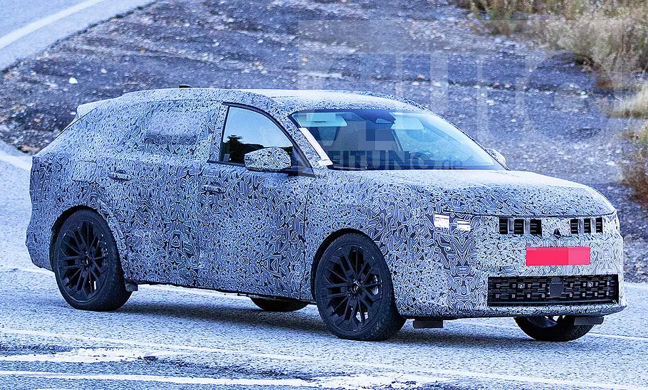 Blick von schräg vorne auf den fahrenden Dacia C-Neo Kombi (2026).