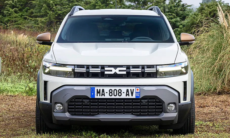 Der Dacia Duster (2024) statisch von vorne.