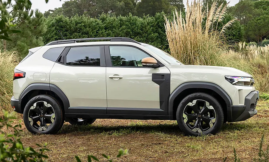 Der Dacia Duster (2024) statisch von der Seite.