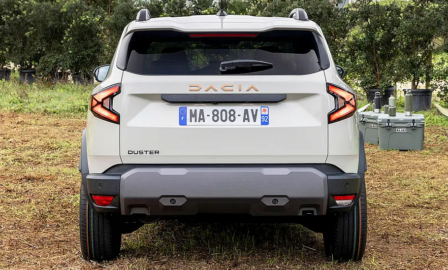 Der Dacia Duster (2024) statisch von hinten.