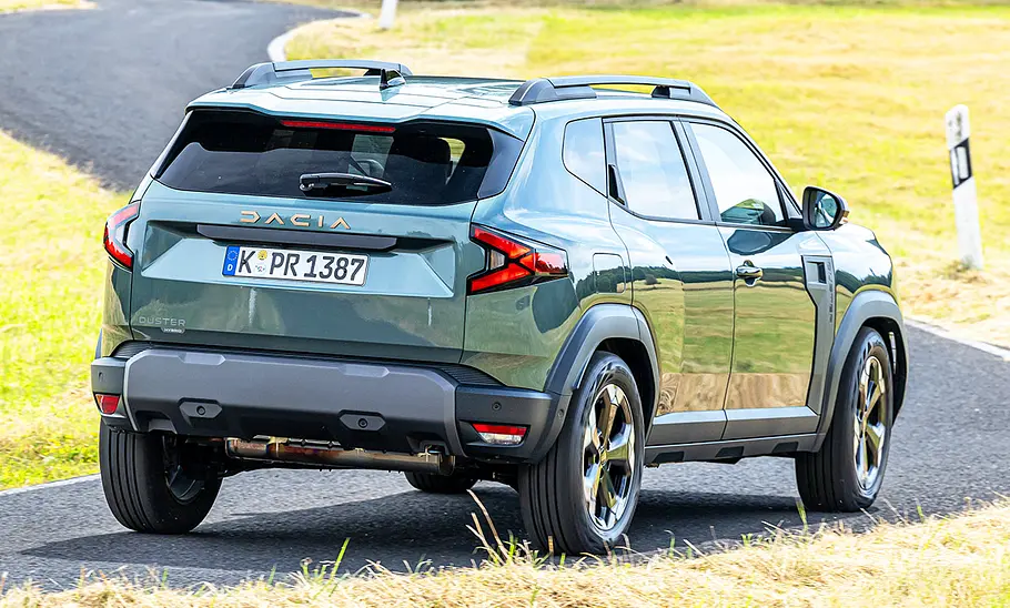 Dacia Duster Hybrid 140; fahrend; Außenansicht; SUV; Heckansicht