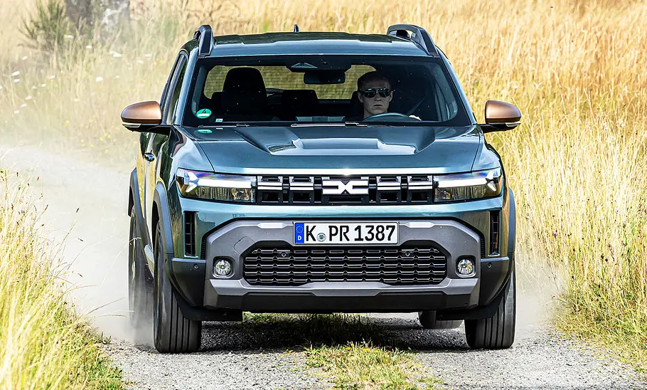 Dacia Duster Hybrid 140; fahrend; Außenansicht; SUV; Frontalansicht