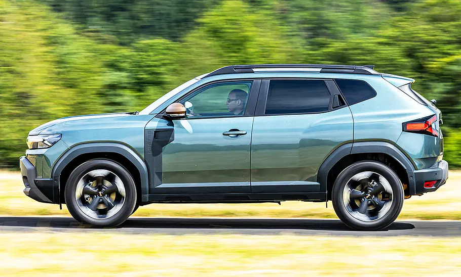 Dacia Duster Hybrid 140; fahrend; Außenansicht; SUV; Profilansicht