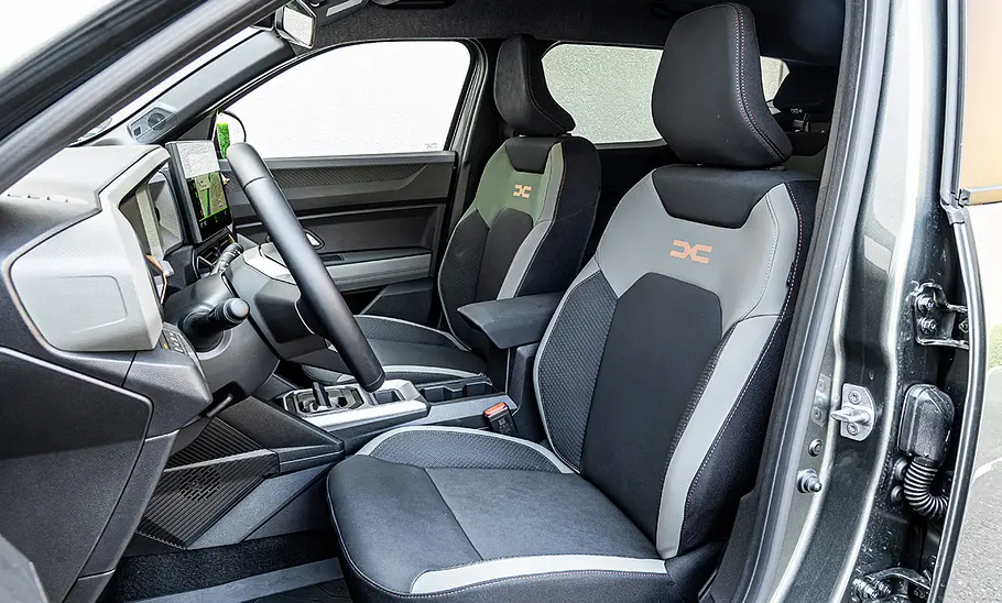 Dacia Duster Hybrid 140; Innenraum; Interieur; Cockpit; Innenansicht; Lenkrad; Sitze