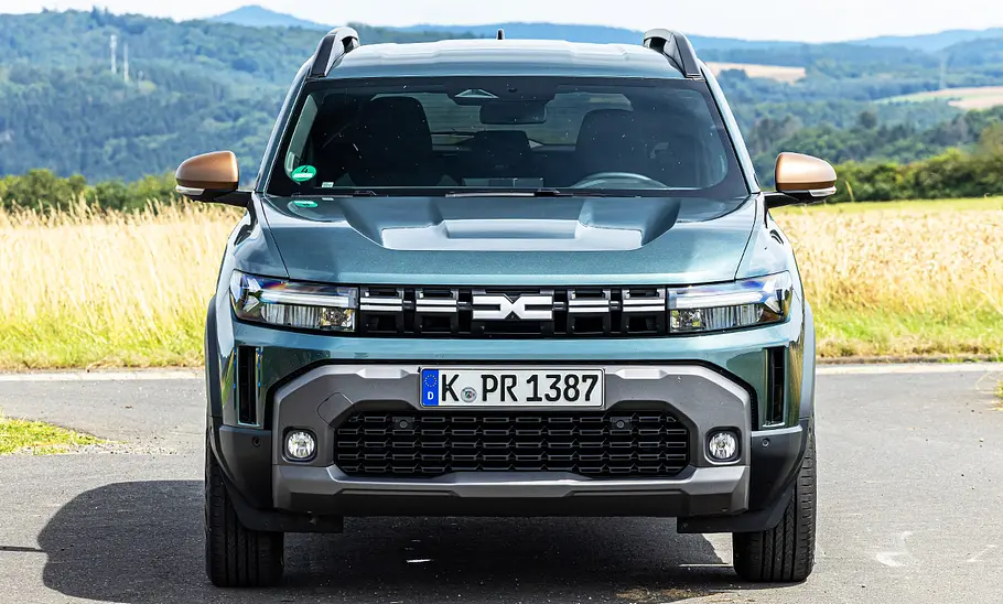 Dacia Duster Hybrid 140; stehend; Außenansicht; SUV; Frontalansicht