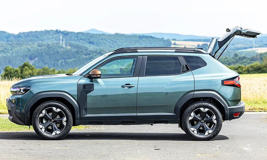 Dacia Duster Hybrid 140; stehend; Außenansicht; SUV; Profilansicht; geöffnete Heckklappe