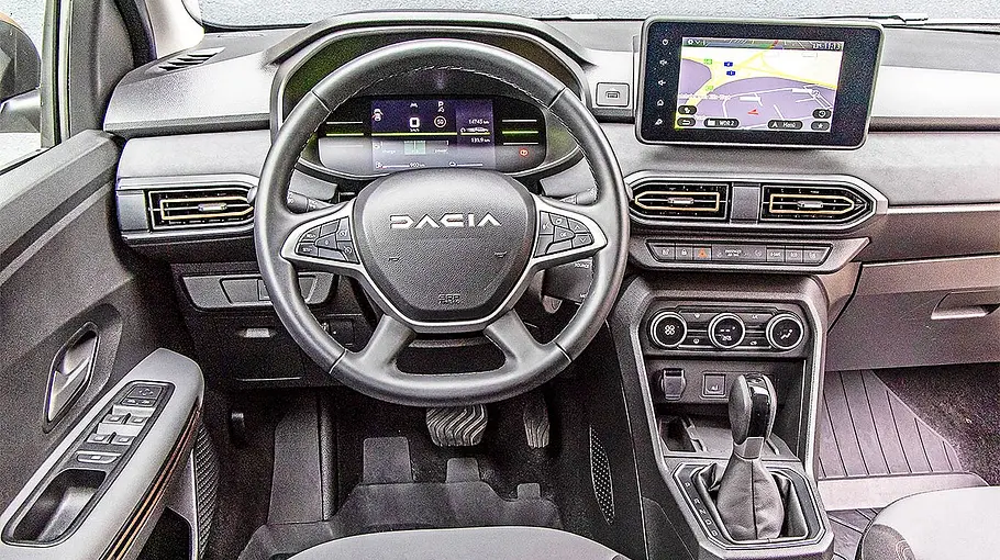 Blick auf die Armaturen im Innenraum des Dacia Jogger.