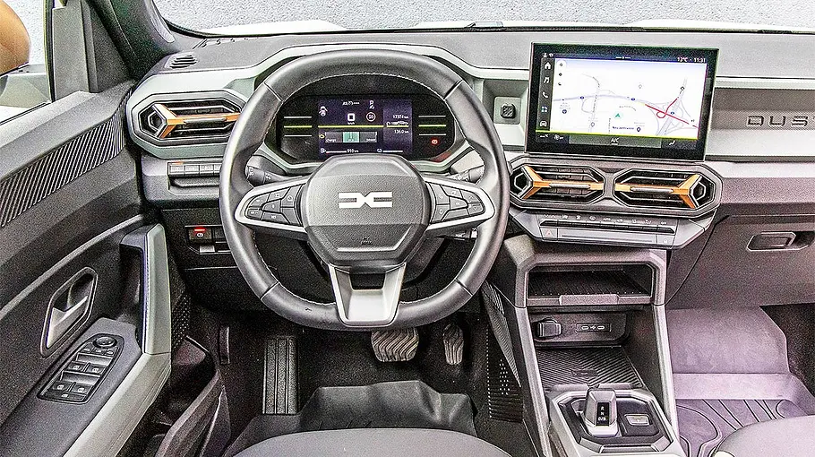 Blick auf die Armaturen im Innenraum des Dacia Duster.