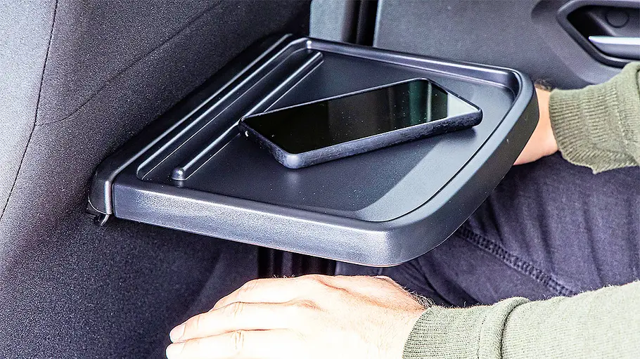 Detailansicht auf eine klappbare Tischplatte in der Rückseite des Fahrersitzes vom Dacia Jogger.