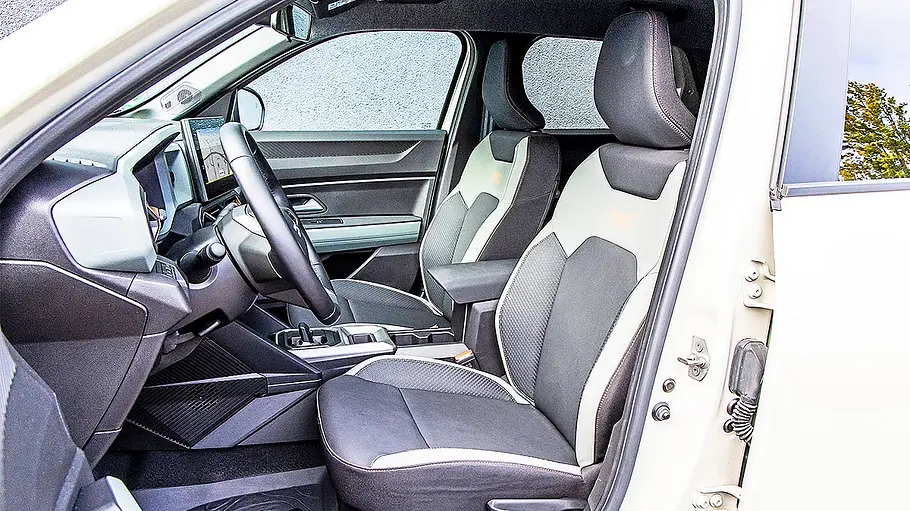 Blick auf die Vordersitze im Innenraum des Dacia Duster.