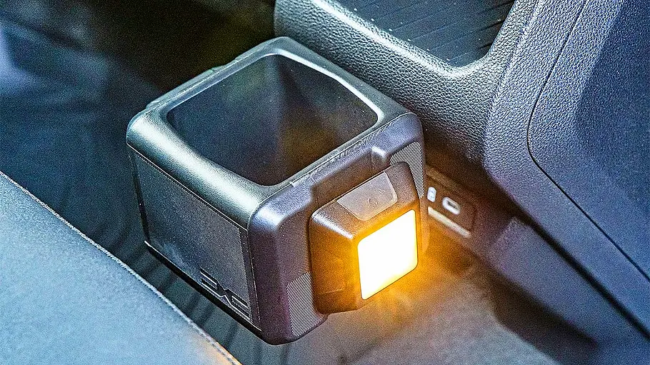 Detailansicht auf ein Leuchtelement im Innenraum des Dacia Duster.