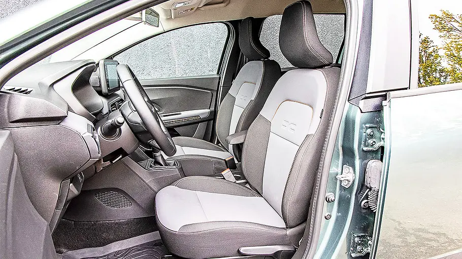 Blick auf die Vordersitze im Innenraum des Dacia Jogger.