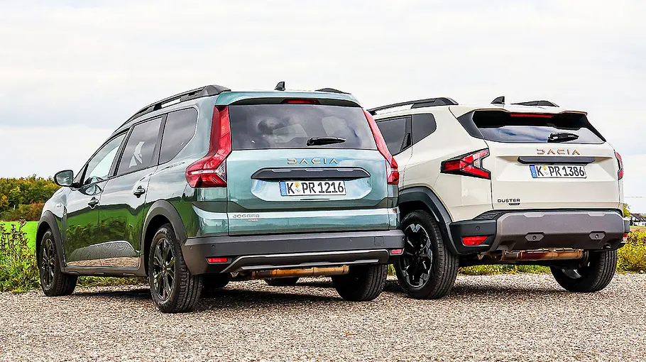 Blick von schräg hinten auf den Dacia Jogger und Dacia Duster, die nebeneinander stehen.