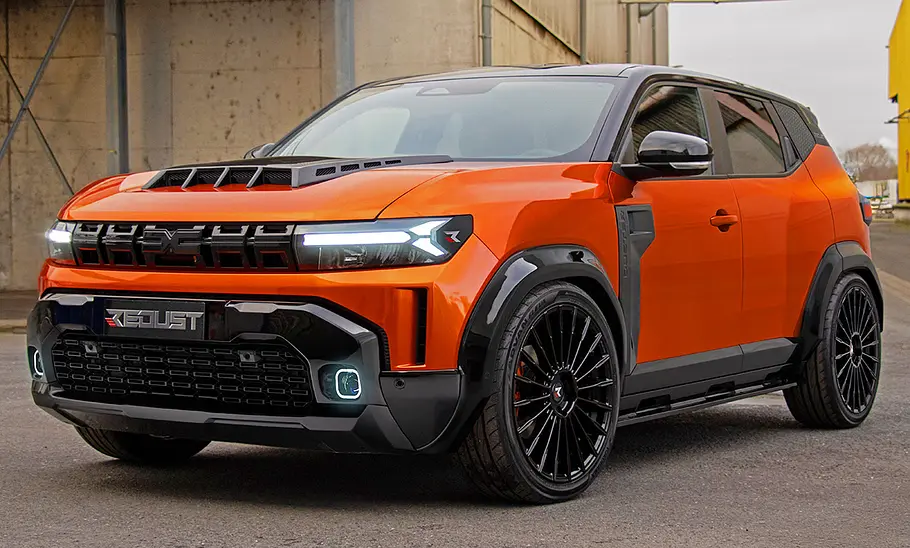 Der Dacia Duster mit Tuning von Redust statisch von schräg vorne.