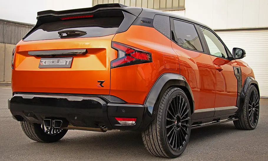 Der Dacia Duster mit Tuning von Redust statisch von schräg hinten.