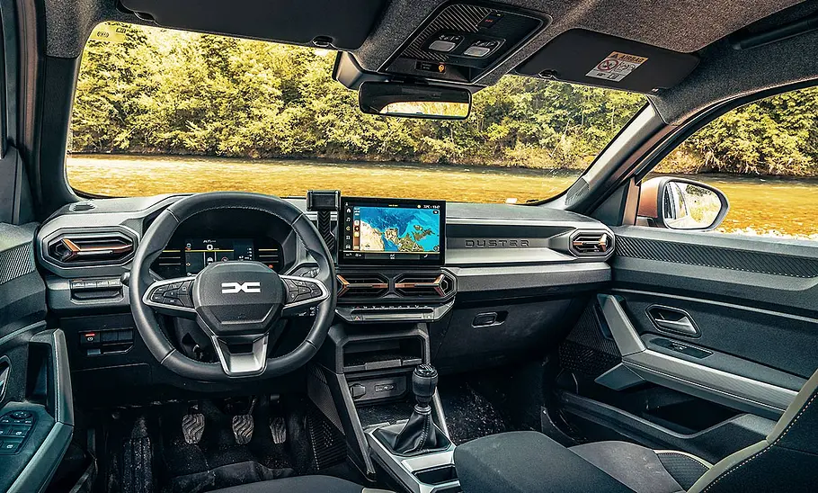 Dacia Duster; stehend; SUV; Innenansicht; Cockpit; Innenraum; Interieur; Armaturen; Lenkrad