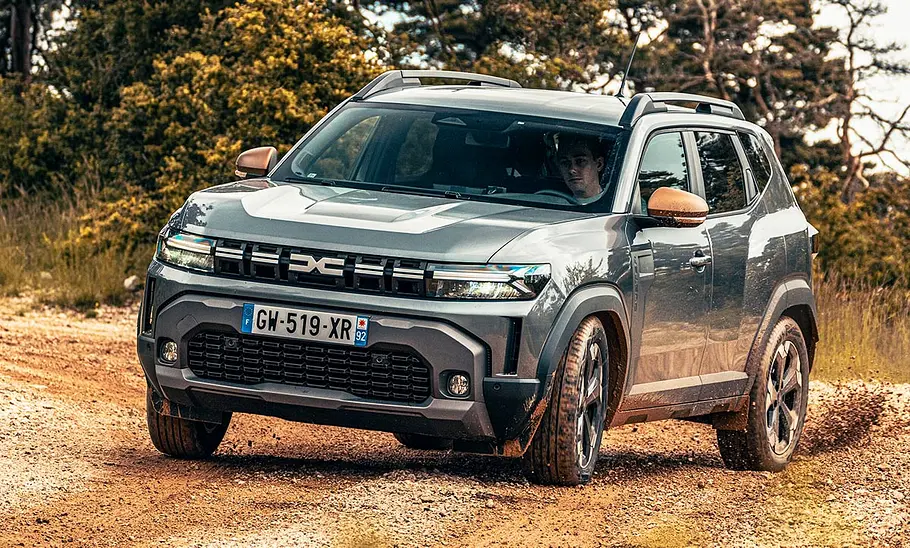 Dacia Duster; fahrend; SUV; Außenansicht; Frontansicht; Staubpiste
