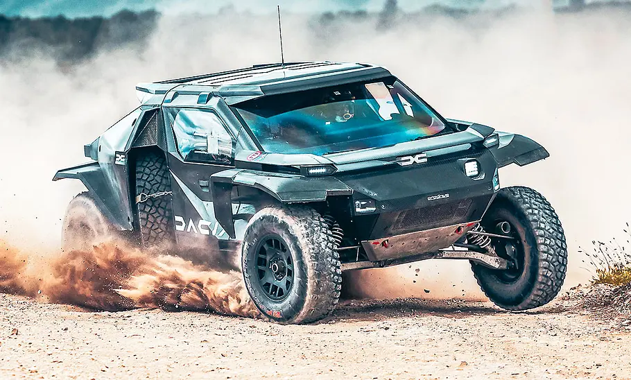 Dacia Sandrider; fahrend; Dakar-Rennwagen; Außenansicht; Frontansicht; Staubpiste