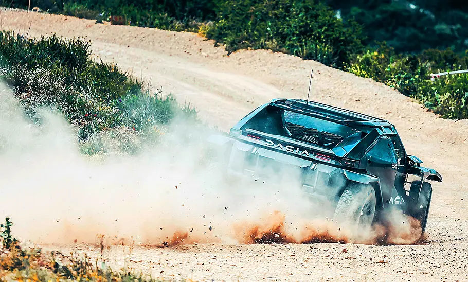 Dacia Sandrider; fahrend; Dakar-Rennwagen; Außenansicht; Heckansicht; Staubpiste; Staubwolke