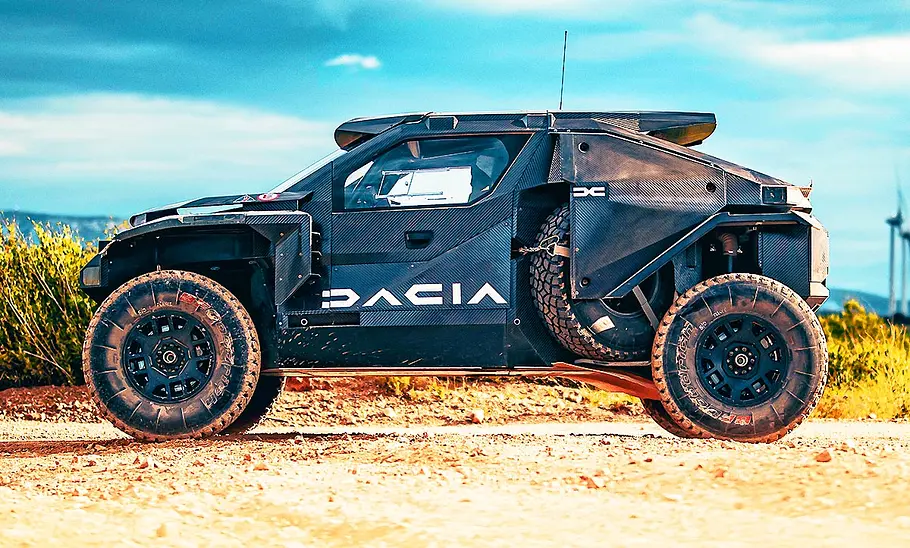 Dacia Sandrider; stehend; Dakar-Rennwagen; Außenansicht; Profilansicht; Staubpiste