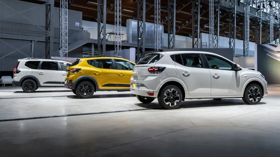 Dacia Fahrzeuge Drei Dacia-Fahrzeuge stehend von hinten.