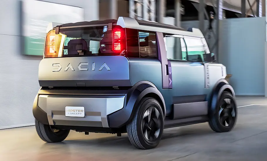 Blick von schräg hinten auf das fahrende Dacia Hipster Concept (2025).