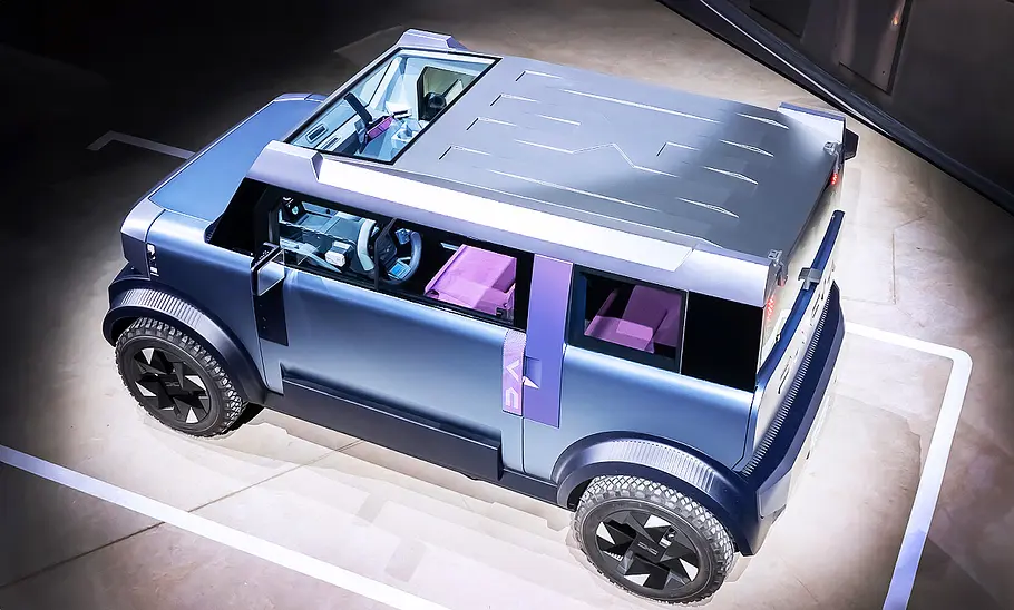 Blick aus einer erhöhten Position von schräg hinten auf das Dacia Hipster Concept (2025).