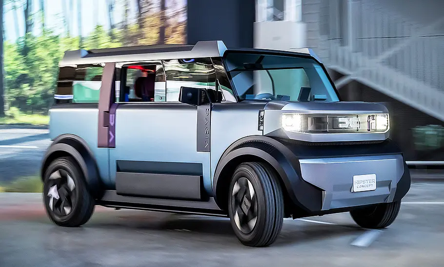 Blick von schräg vorne auf das fahrende Dacia Hipster Concept (2025).