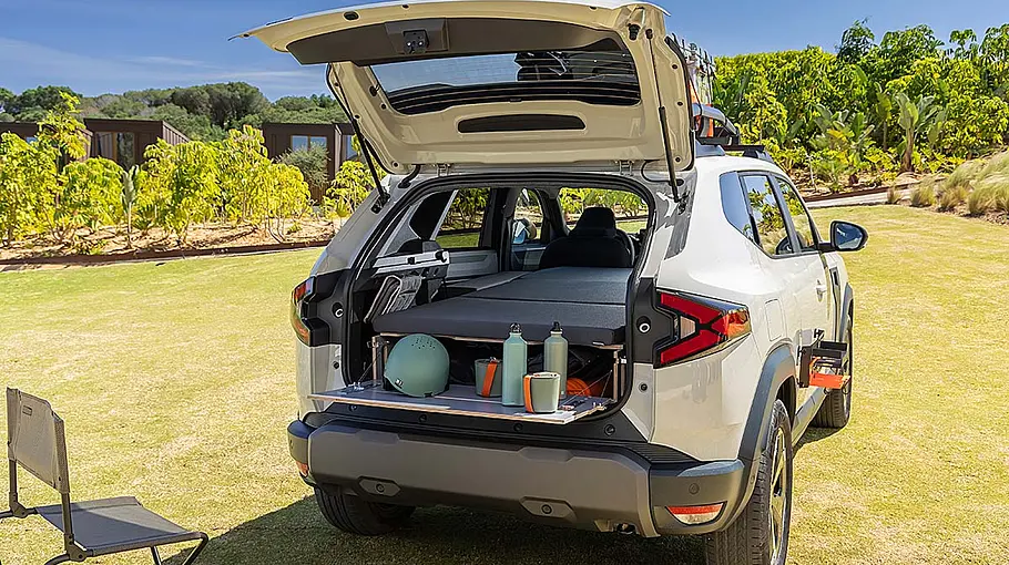 Das Dacia InNature Sleep Pack im Kofferraum eines Dacia Duster.