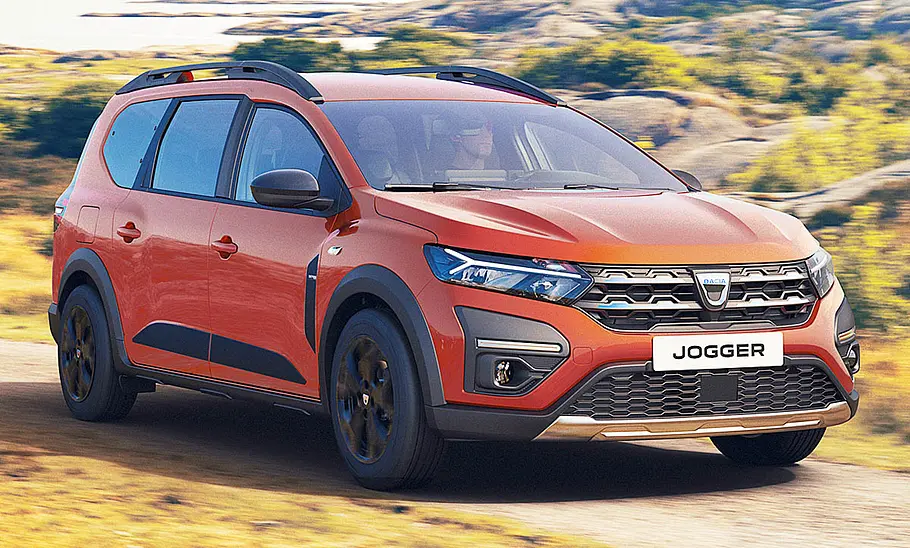 Dacia Jogger (2021) Der Dacia Jogger (2021) fahrend von schräg vorne fotografiert.