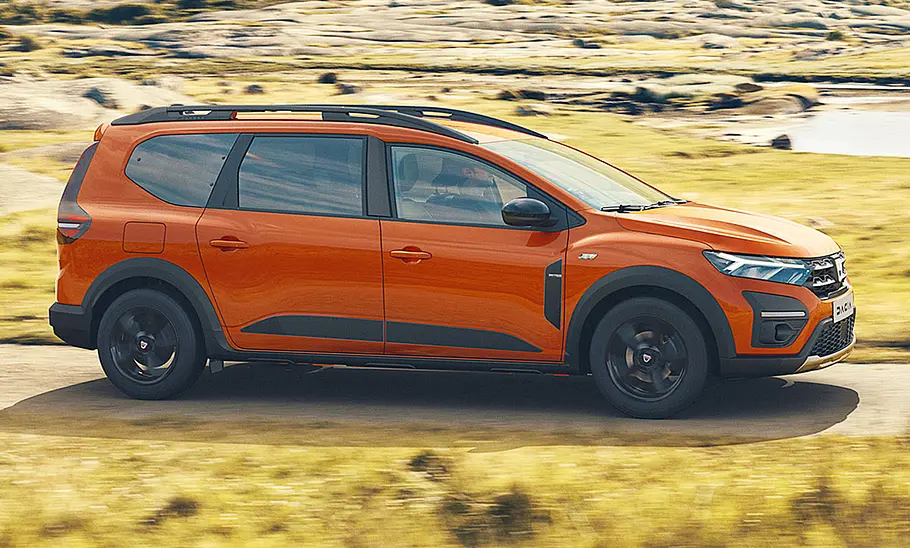Dacia Jogger (2021) Der Dacia Jogger (2021) fahrend von der Seite fotografiert.
