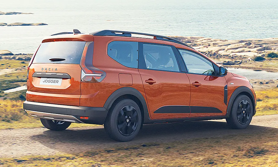 Dacia Jogger (2021) Der Dacia Jogger (2021) fahrend von schräg hinten fotografiert.
