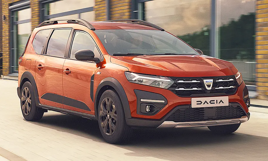 Dacia Jogger (2021) Der Dacia Jogger (2021) fahrend von schräg vorne fotografiert.