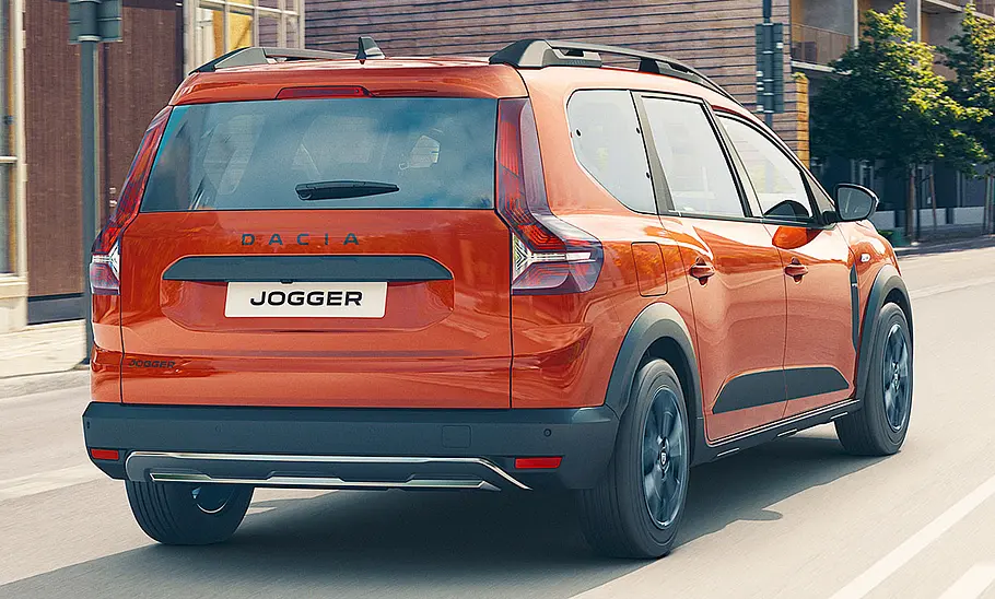 Dacia Jogger (2021) Der Dacia Jogger (2021) fahrend von schräg hinten fotografiert.