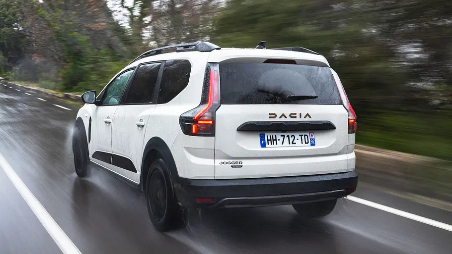 Das Bild zeigt den Dacia Jogger (2026) von schräg hinten.